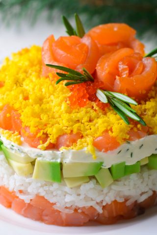 Слоёный салат с красной рыбой и рисом