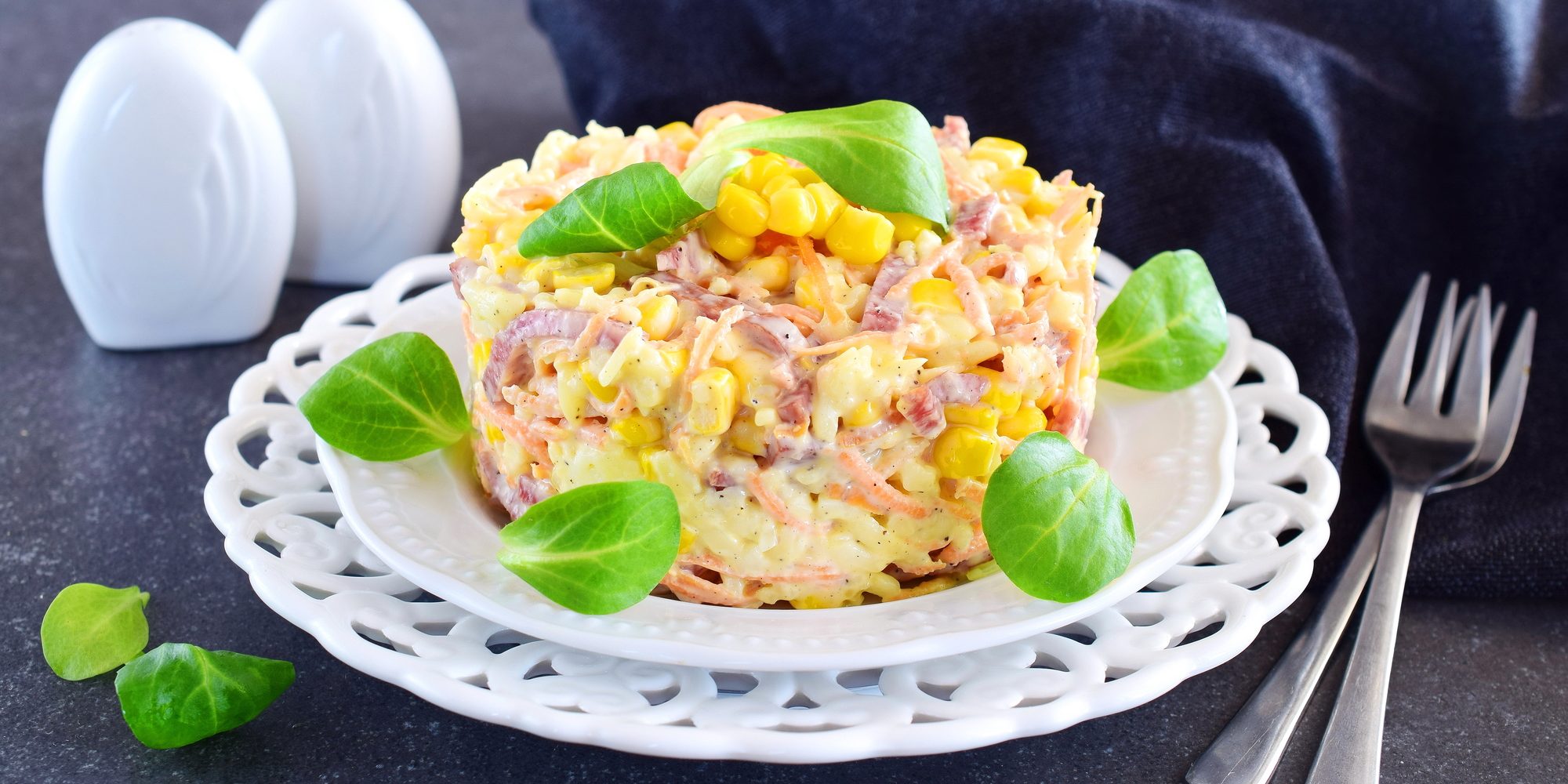 Салат с копчёной колбасой и кукурузой