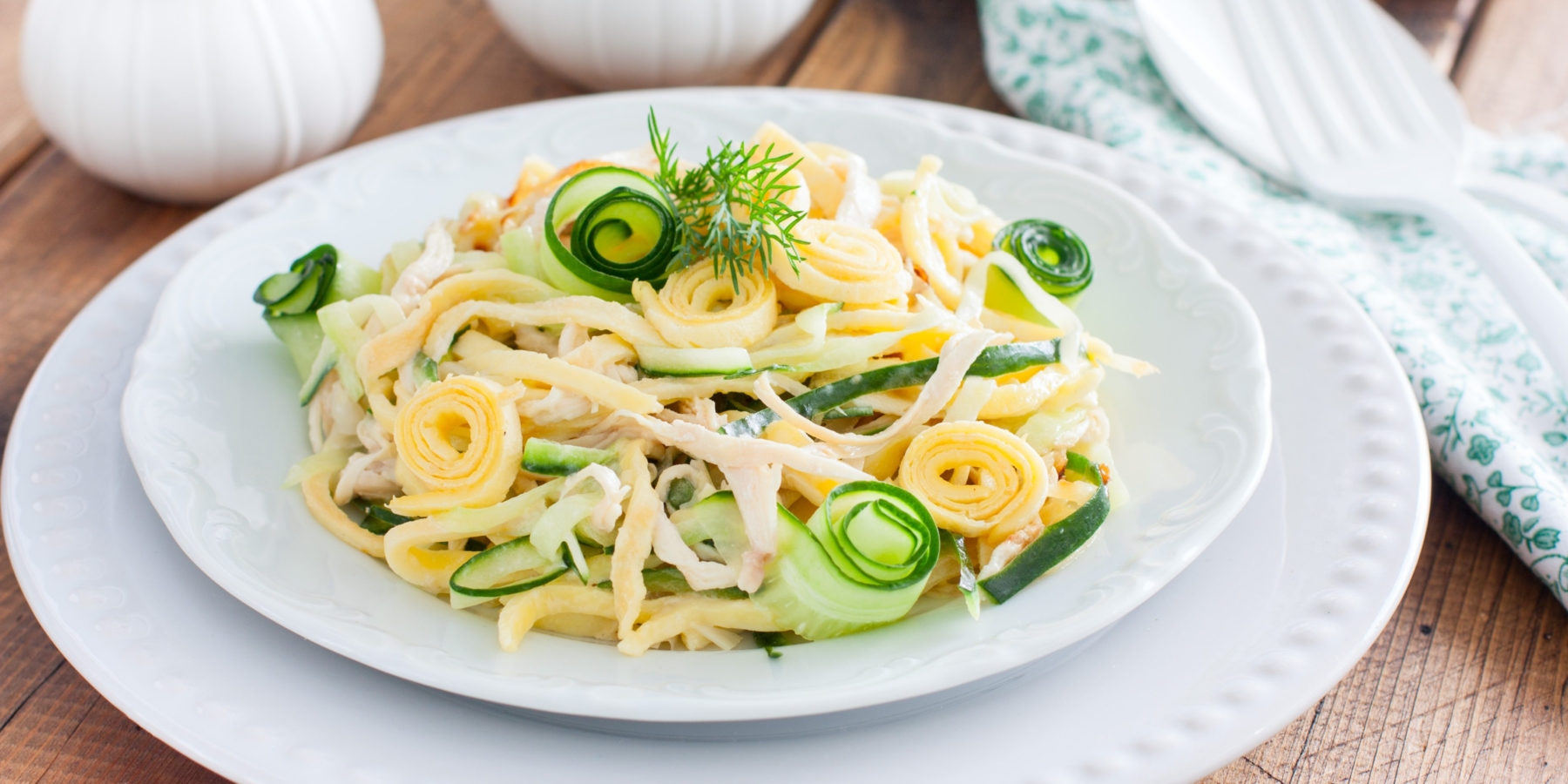 Мясной салат с яичными блинчиками и огурцами