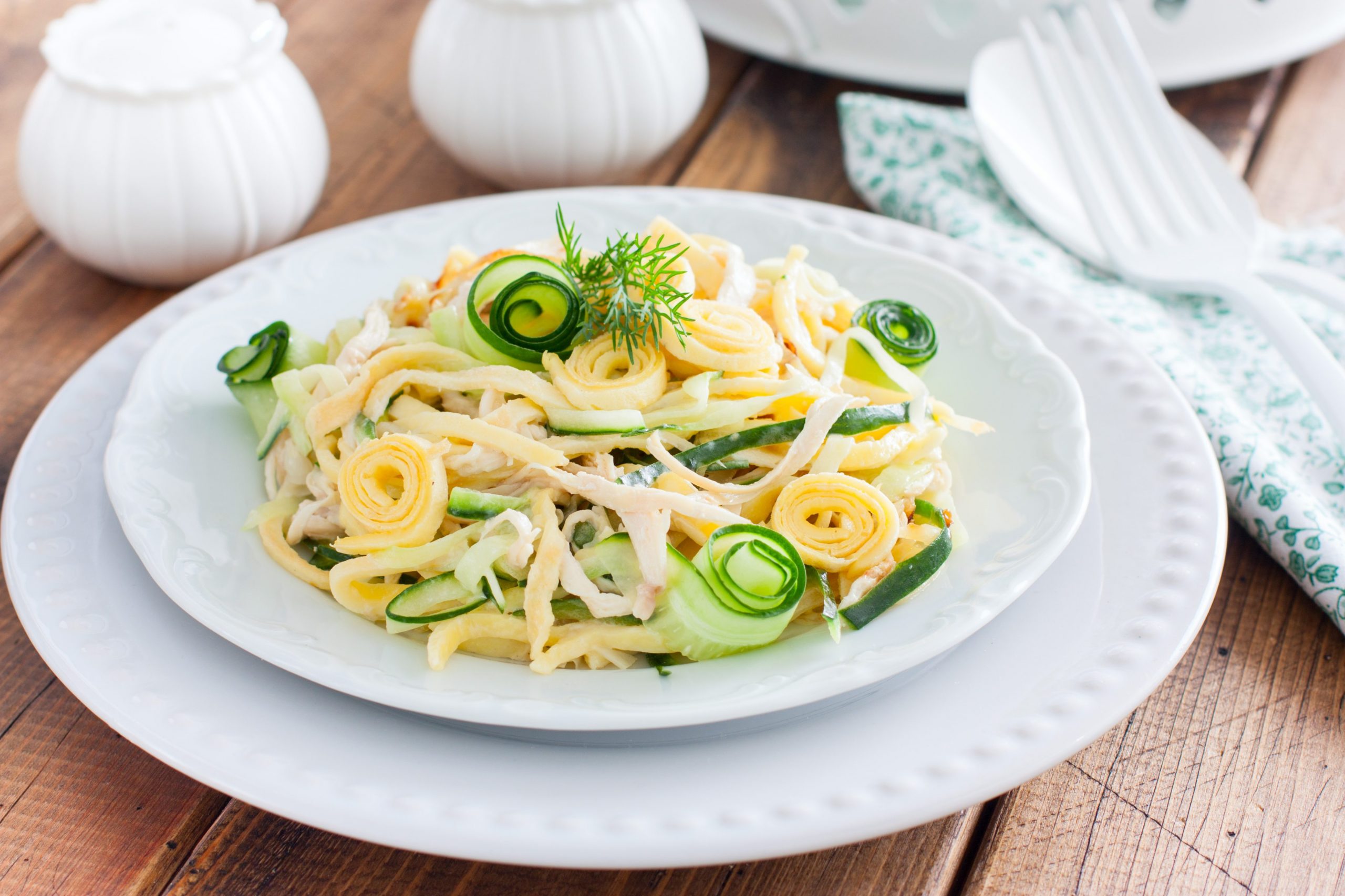 Салат с яичными блинчиками, огурцами и курицей — Лайфхакер