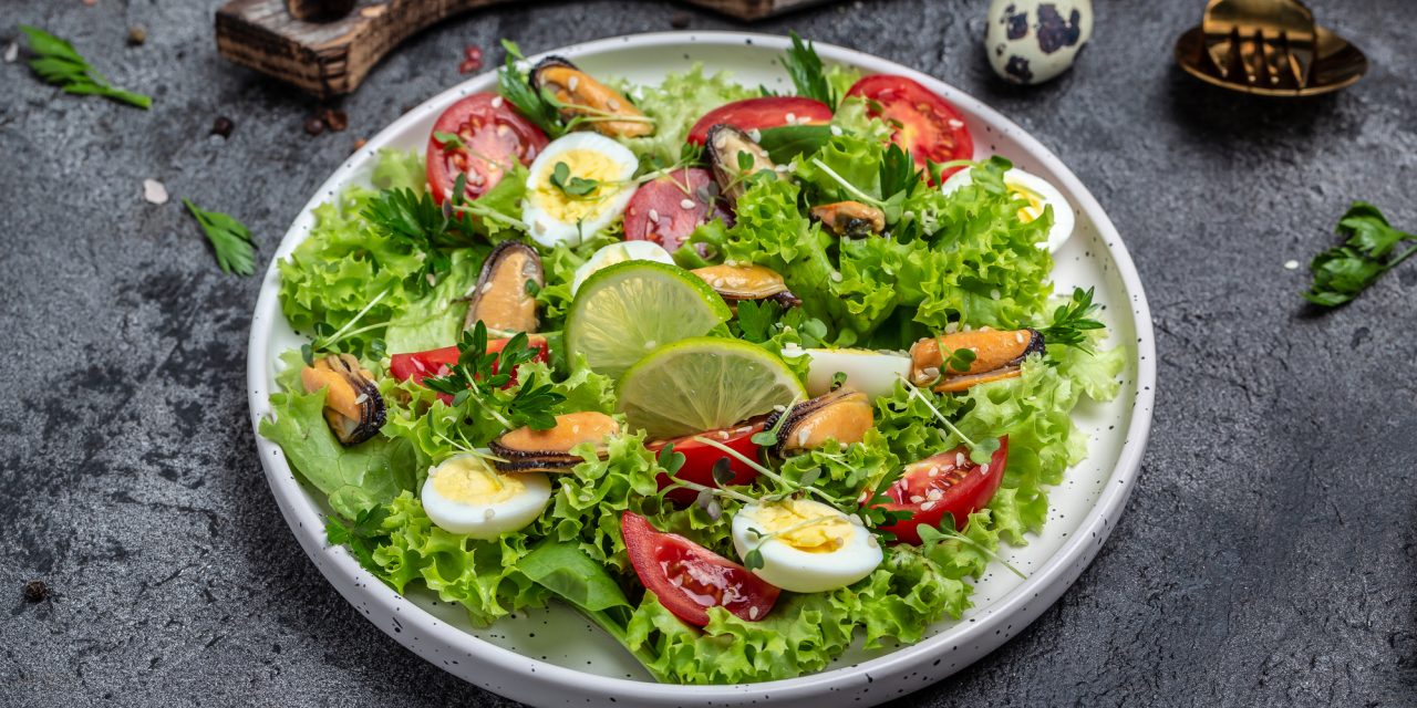Лёгкий салат с мидиями и перепелиными яйцами
