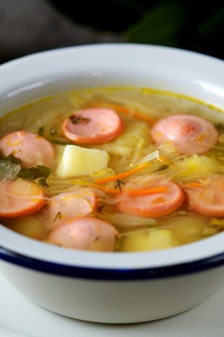Простой овощной суп с сосисками