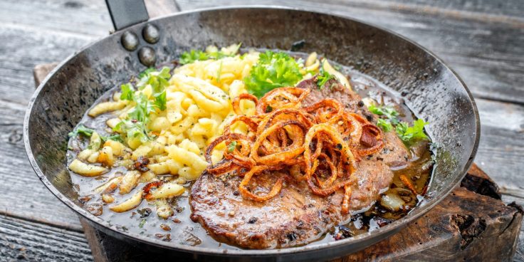 Тушёная говядина с луком на сковороде — рецепт с фото пошагово
