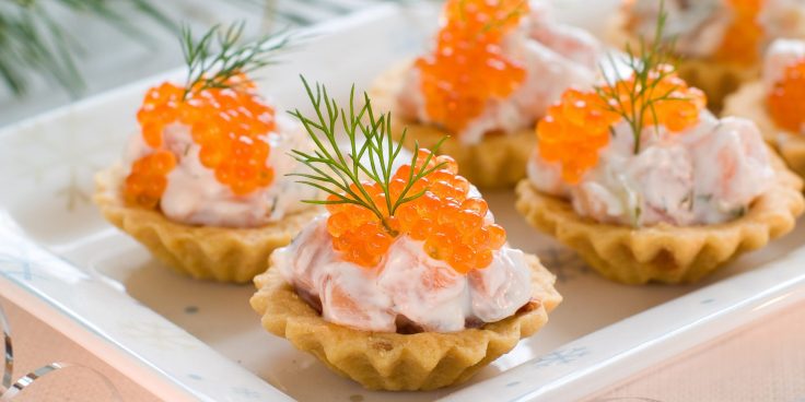 Праздничная закуска — мини-тарталетки с красной рыбой, зернёным творогом и перепелиными яйцами