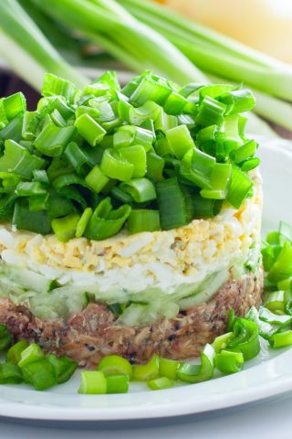Салат с рыбными консервами, зелёным луком и яйцами