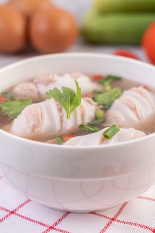 Тайский суп с фаршированными кальмарами