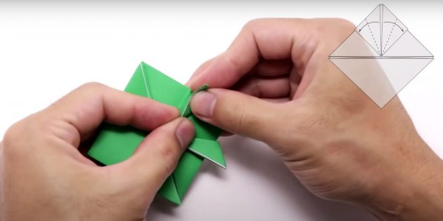 Как сделать прыгающую лягушку из бумаги: сформируйте лапки
