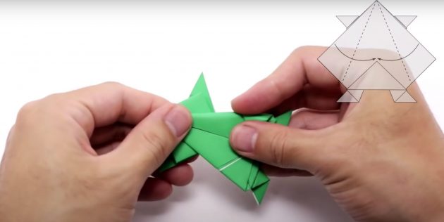 Как сделать прыгающую лягушку из бумаги в технике оригами: загните стороны к центру