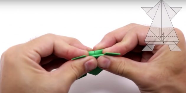 Как сделать прыгающую лягушку из бумаги в технике оригами: согните низ