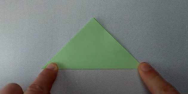 Как сделать простую лягушку из бумаги: сформируйте треугольник