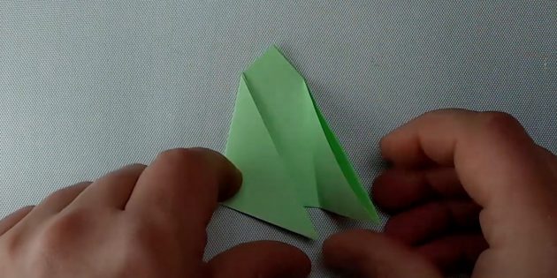 Как сделать простую лягушку из бумаги: загните левый угол