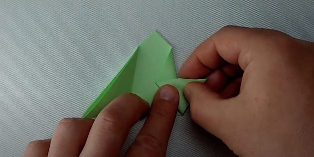 Как сделать простую лягушку из бумаги: сформируйте одну лапку