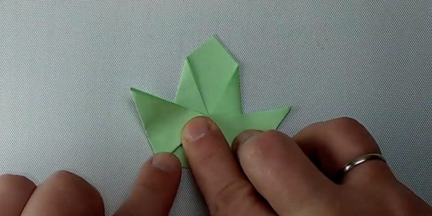 Как сделать простую лягушку из бумаги: сформируйте вторую лапку