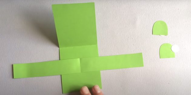 Как сделать лягушку из бумаги: приклейте полоску