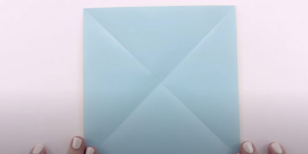 Как сделать журавлика из бумаги в технике оригами: дважды согните лист по диагонали