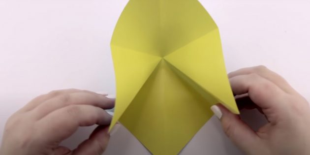 Как сделать журавлика из бумаги в технике оригами: соедините углы внизу