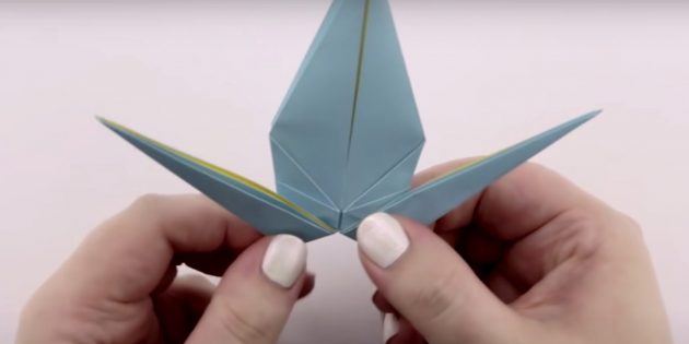 Как сделать журавлика из бумаги в технике оригами: отогните нижние части в стороны