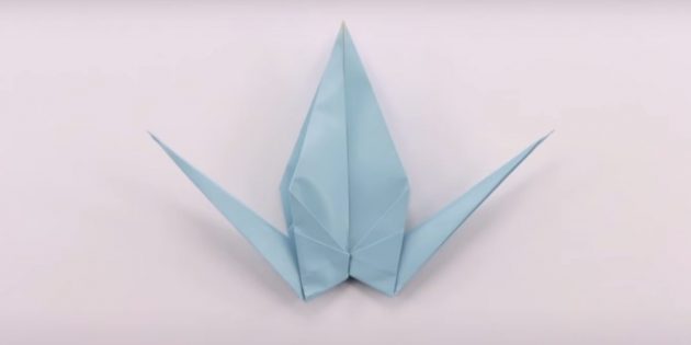 Как сделать журавлика из бумаги в технике оригами: повторите с другой стороны