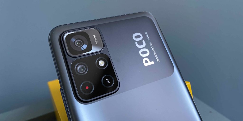 Огромный блок камер создаёт иллюзию, будто в смартфоне Poco M4 Pro 5G минимум четыре объектива, но это не так