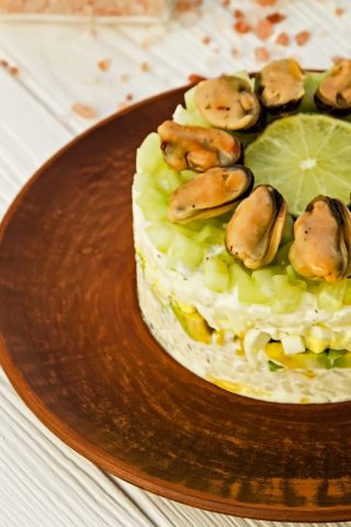 Слоёный салат с мидиями и рисом
