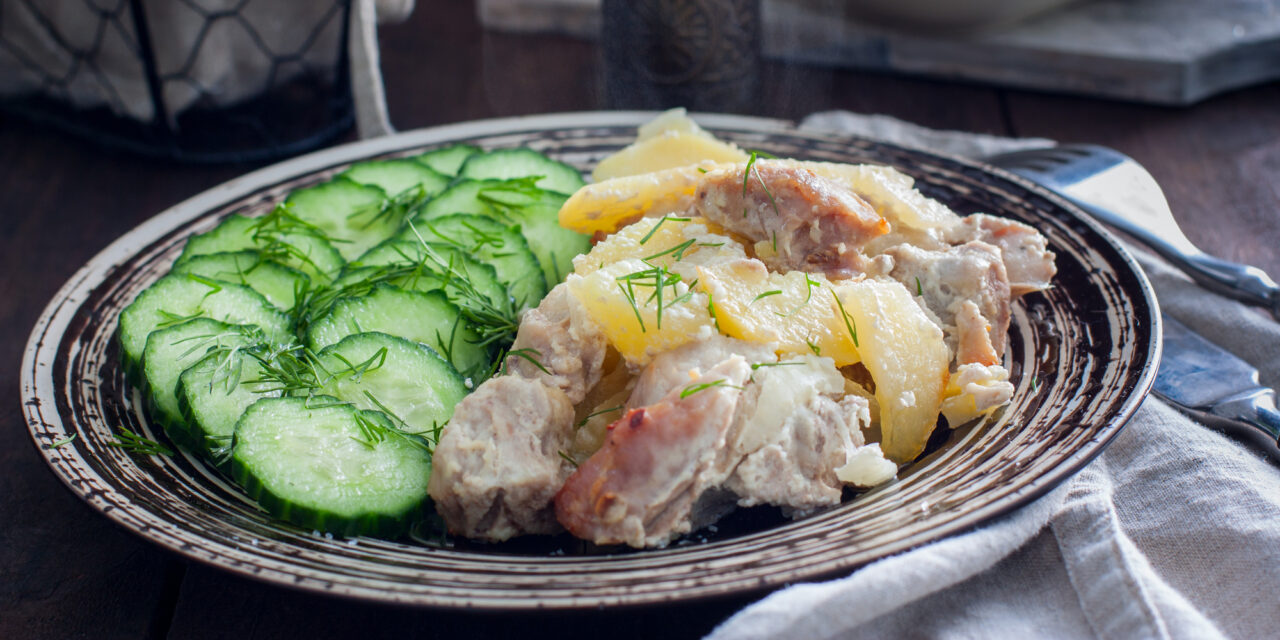 10 рецептов свинины с картошкой в духовке, которые оценит любая хозяйка