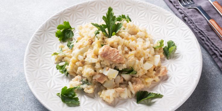 Слоеный салат с консервированной рыбой, рисом и кукурузой. Рецепт с фото