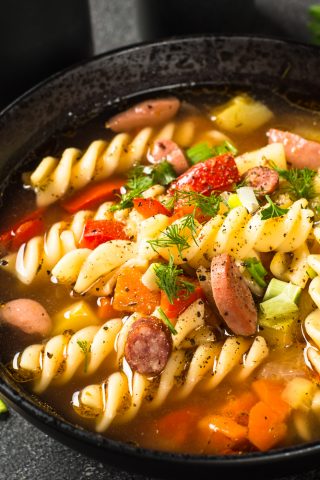 Овощной суп с макаронами, колбасками и сосисками