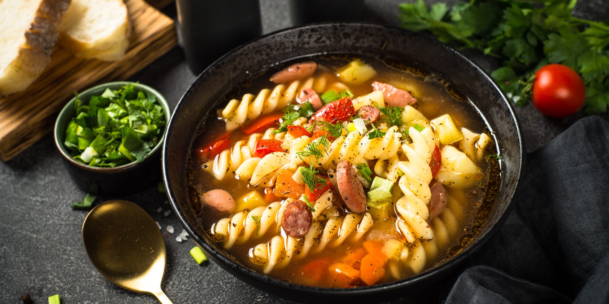 Овощной суп с макаронами, колбасками и сосисками - Лайфхакер