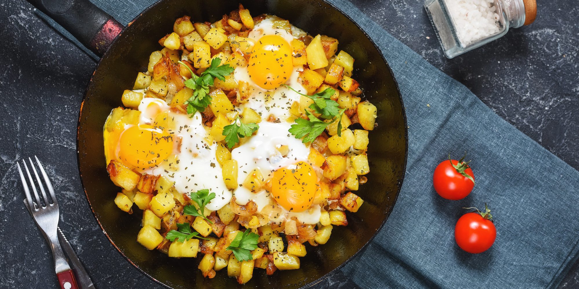 Жареная картошка с луком и яйцами