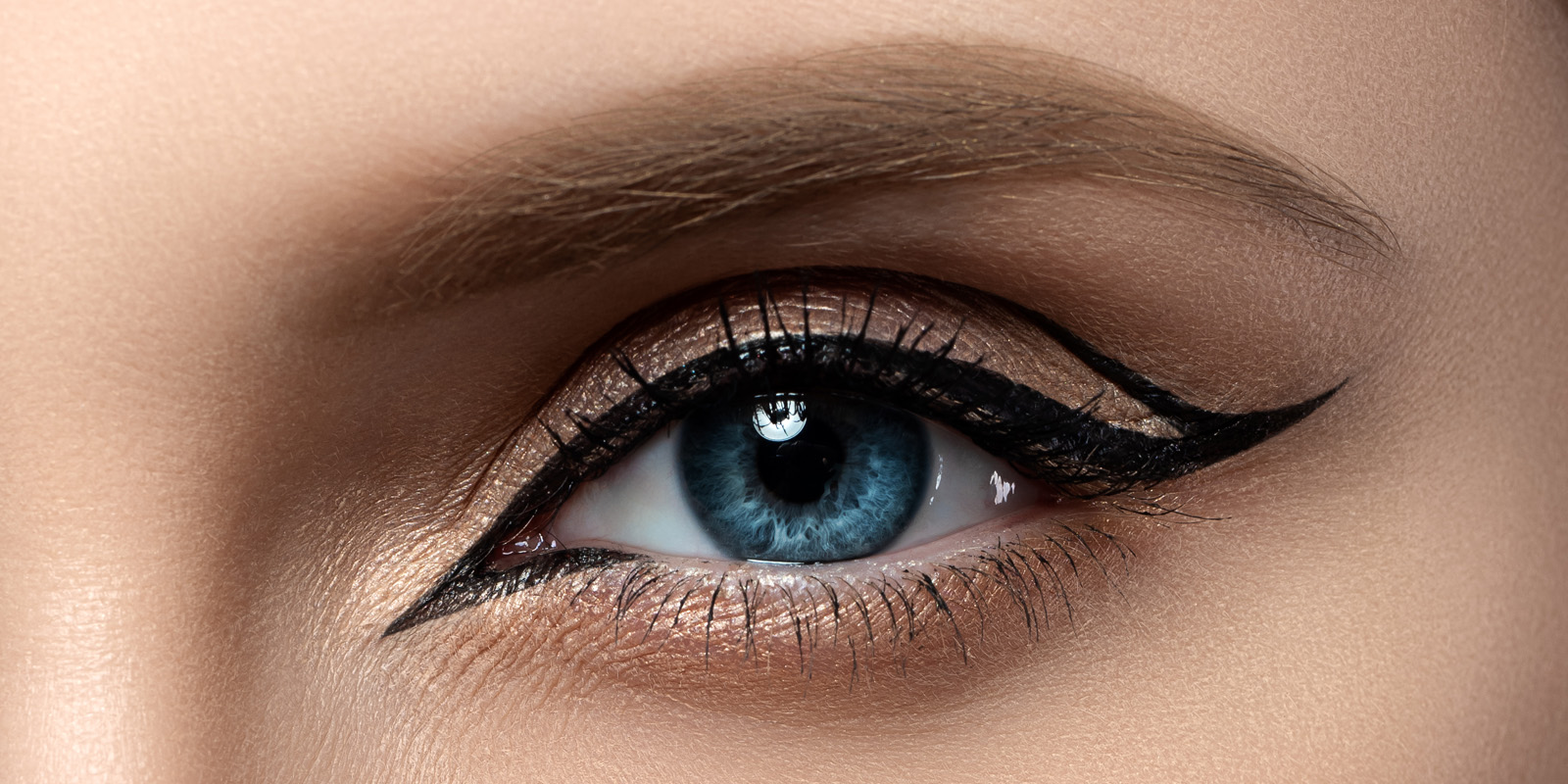 Красивый макияж со стрелками для карих, голубых и зеленых глаз пошагово, 35+ фото