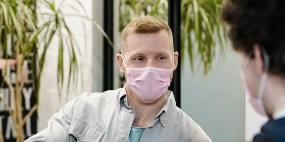 Исследование: люди в медицинских масках выглядят привлекательнее