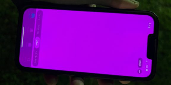 Пользователи iPhone 13 жалуются на баг с розовым экраном