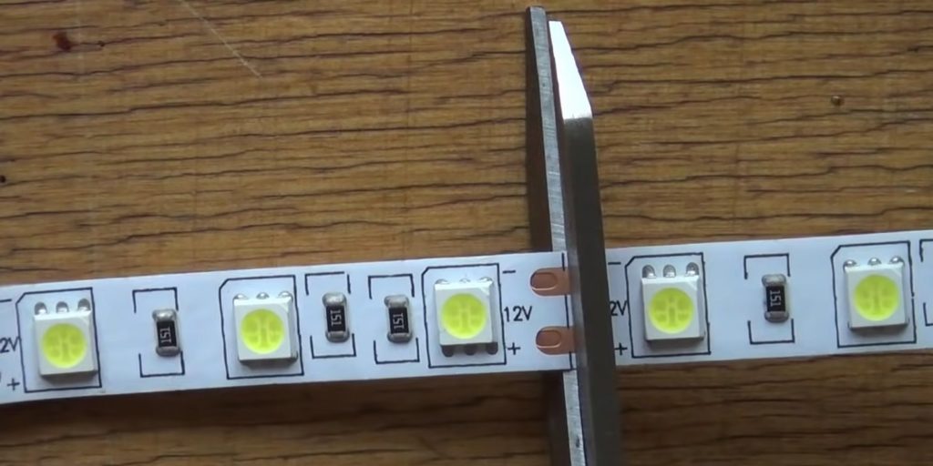Как сделать подсветку на кухне под шкафчиками: отрежьте кусок ленты