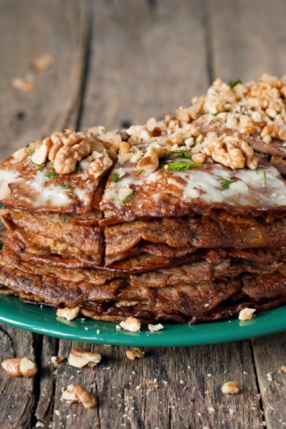 Печёночный торт с сыром и грецкими орехами