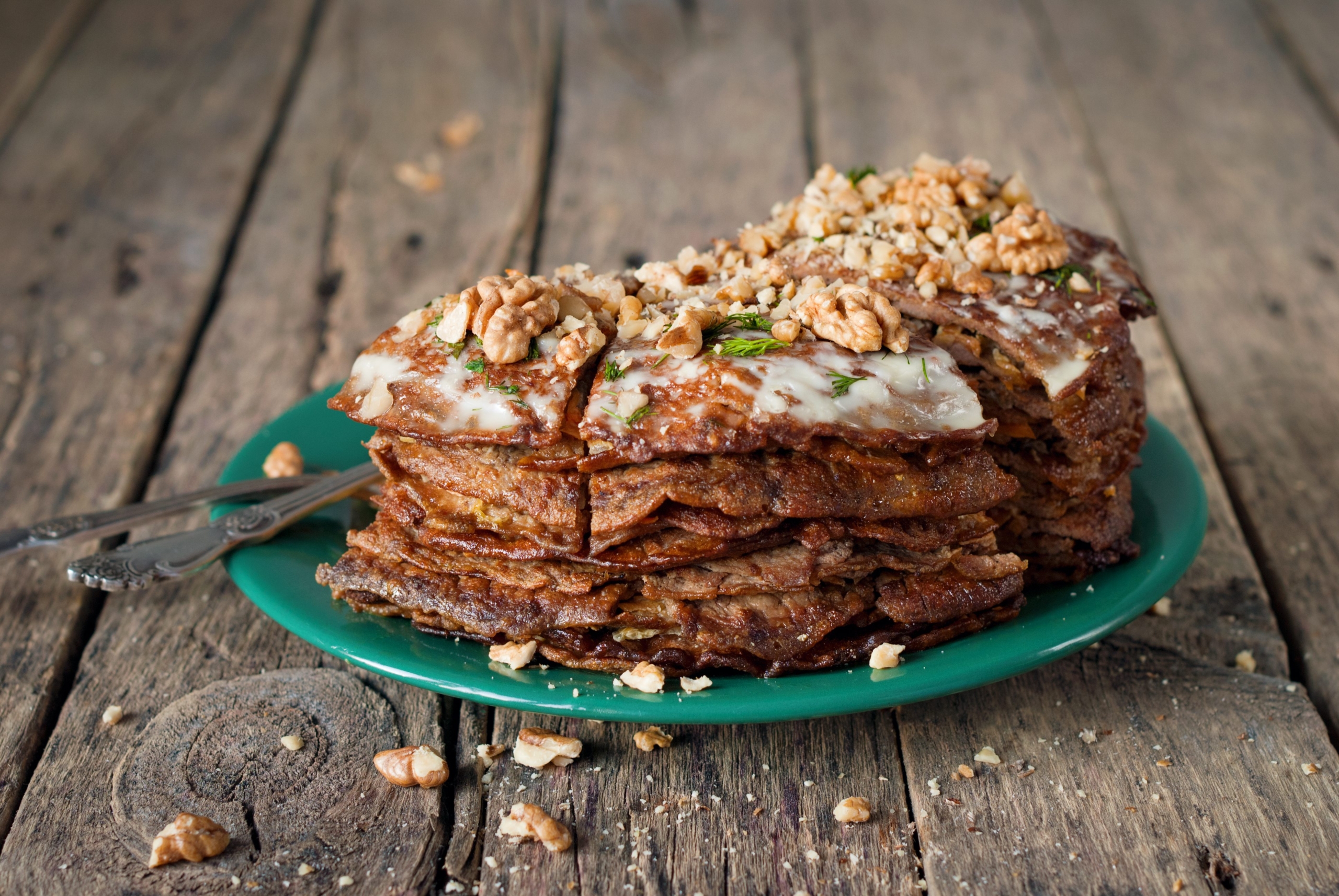 Печёночный торт с сыром и грецкими орехами