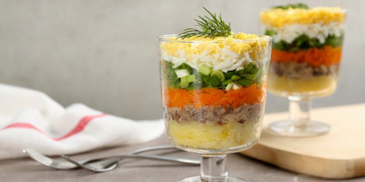 Слоёный салат со шпротами, сыром и яйцами
