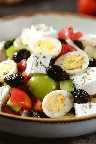 Греческий салат с яйцами