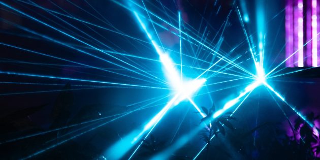 В реальности лазерные лучи движутся со скоростью света