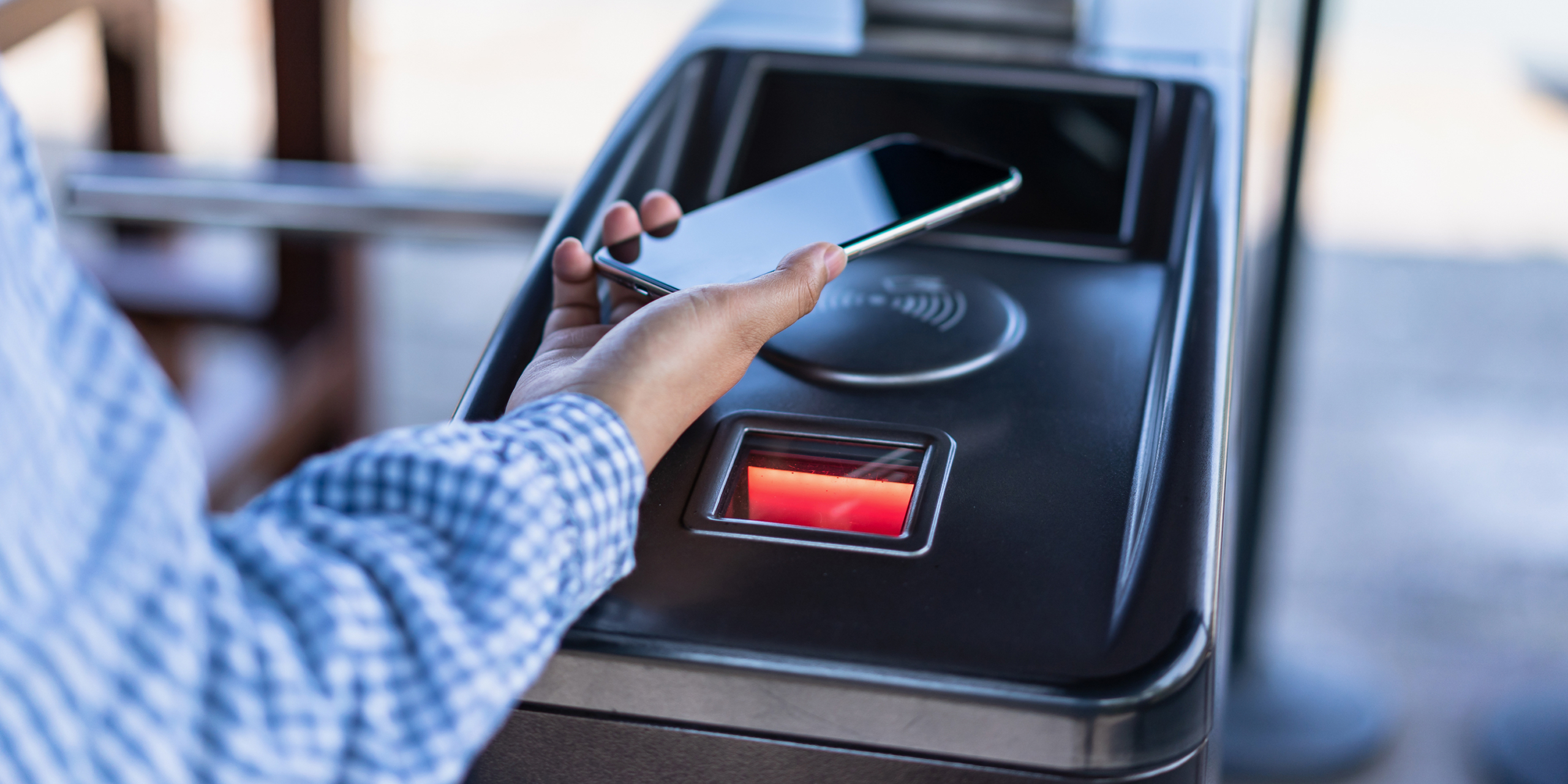 Банки России рекомендовали не полагаться на оплату смартфоном и носить с собой пластиковые карты