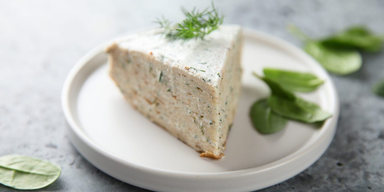 Блинный торт с творожным сыром и зеленью