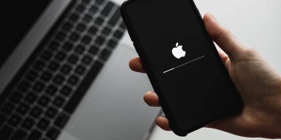 В Сети советуют отключить автообновление устройств Apple, чтобы их не заблокировали из-за санкций. Это обман