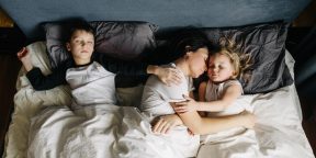 Как отучить ребёнка спать с родителями