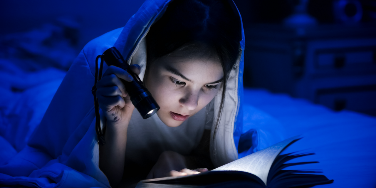 Чтение детей в темноте. Можно ли читать в темноте. Причины ухудшения зрения. Чтение при свечах. Чтение в темноте ухудшает зрение.