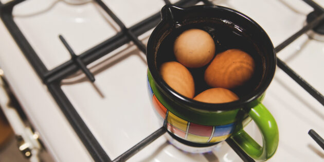 Салат с тунцом, яйцами, огурцами и кукурузой: сварите яйца