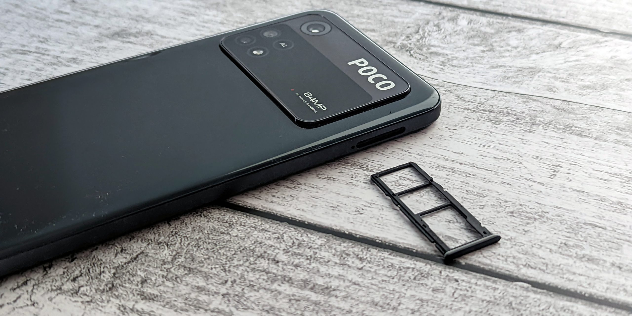 Обзор Poco M4 Pro: лоток для двух SIM-карт и карточки microSD