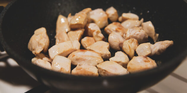 Курица с картошкой и грибами в горшочках, рецепт: обжарьте мясо и выложите на тарелку