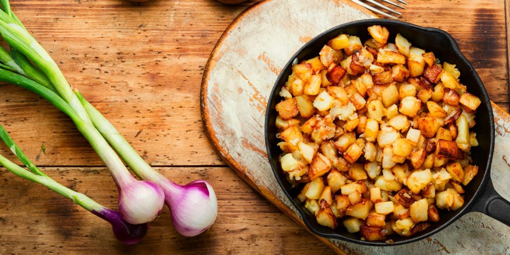 Как правильно жарить картошку с луком