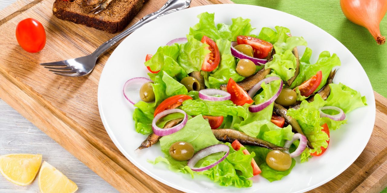 Простой салат со шпротами, помидорами и оливками