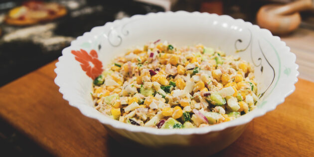 Салат с тунцом, яйцами, огурцами и кукурузой: соедините все ингредиенты