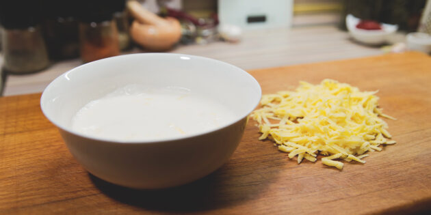 Курица с картошкой и грибами в горшочках, рецепт: приготовьте соус из сыра, воды и сметаны